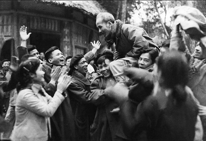 Nữ cán bộ bảo tàng 30 năm truyền cảm hứng học tập làm theo Bác Hồ