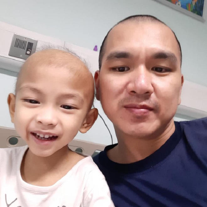 Nhật ký đẫm nước mắt của người cha cạo đầu cùng con chiến đấu với ung thư