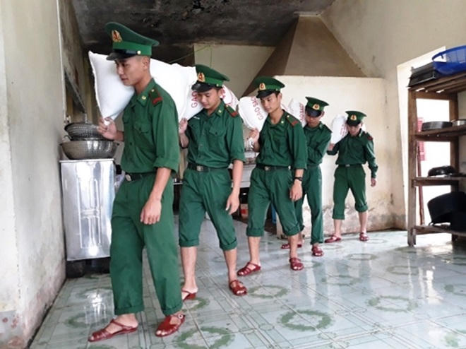 Bộ đội căng mình giúp dân ứng phó mưa bão 