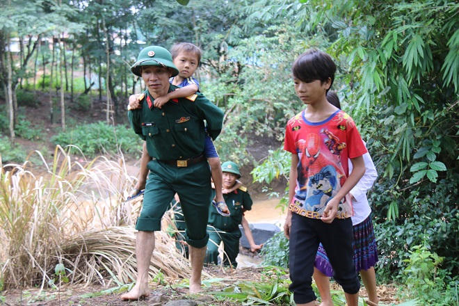 Hình ảnh lay động lòng người ngày khai giảng