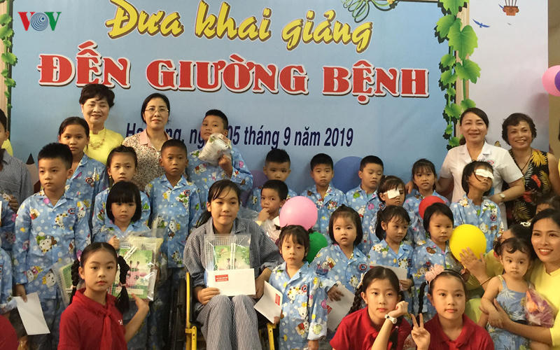 Hình ảnh lay động lòng người ngày khai giảng