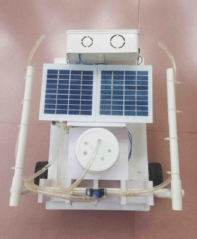 Học sinh tự chế robot phun thuốc sâu