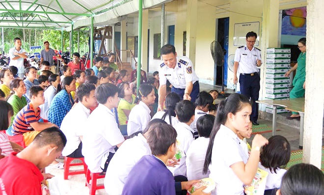 Vui Trung thu với trẻ em vùng biên ải