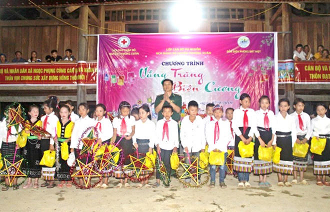 Vui Trung thu với trẻ em vùng biên ải