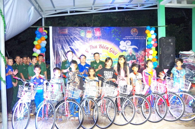 Vui Trung thu với trẻ em vùng biên ải