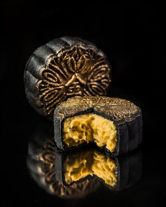 Bánh trung thu dát vàng trị giá gần 15 triệu đồng - đẳng cấp của giới thượng lưu