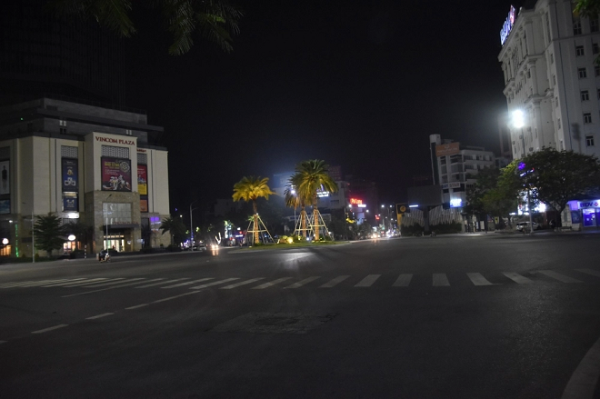 Loạt thành phố yên vắng lạ thường sau lời kêu gọi của Thủ tướng