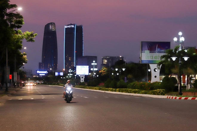 Loạt thành phố yên vắng lạ thường sau lời kêu gọi của Thủ tướng