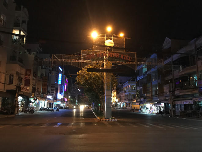 Loạt thành phố yên vắng lạ thường sau lời kêu gọi của Thủ tướng