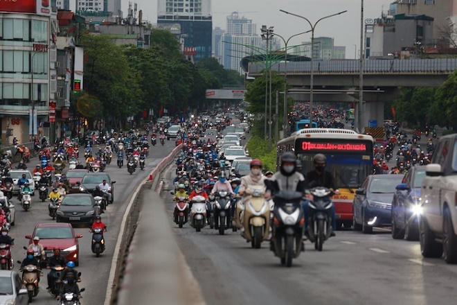 Hà Nội nhộn nhịp trở lại ngày đầu nới lỏng cách ly xã hội