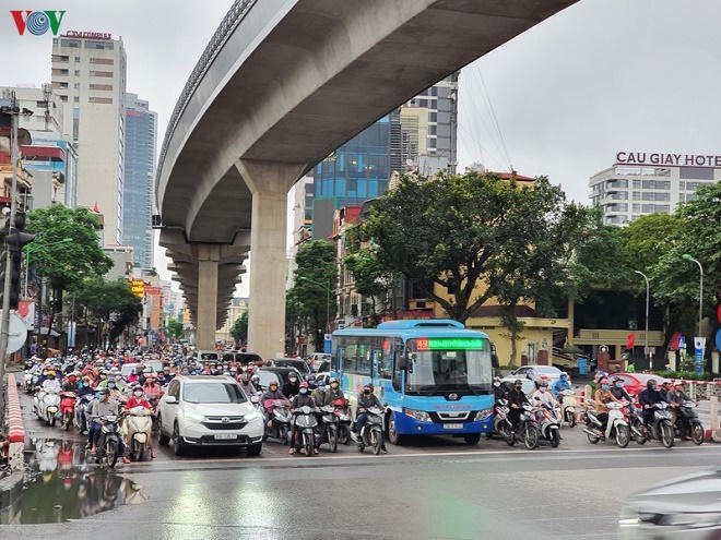 Hà Nội nhộn nhịp trở lại ngày đầu nới lỏng cách ly xã hội