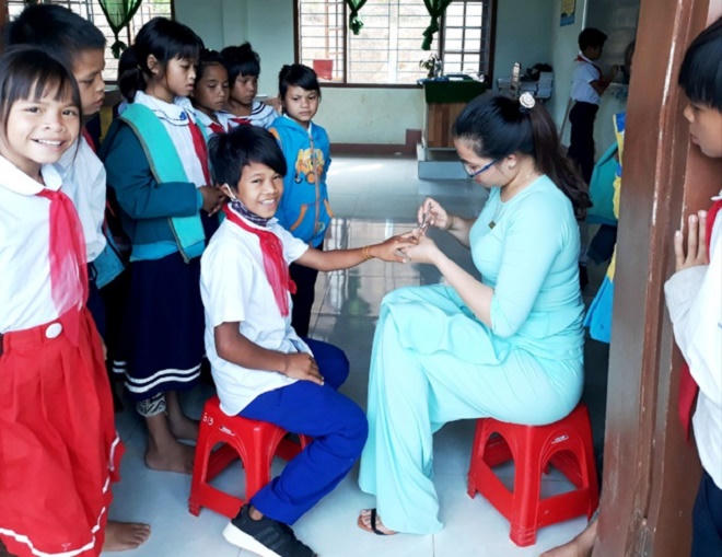 Thầy cô giúp học sinh 'làm đẹp', rèn nếp sinh hoạt những ngày đầu trở lại trường