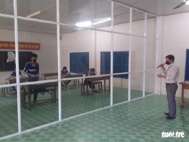 Thầy cô giúp học sinh 'làm đẹp', rèn nếp sinh hoạt những ngày đầu trở lại trường