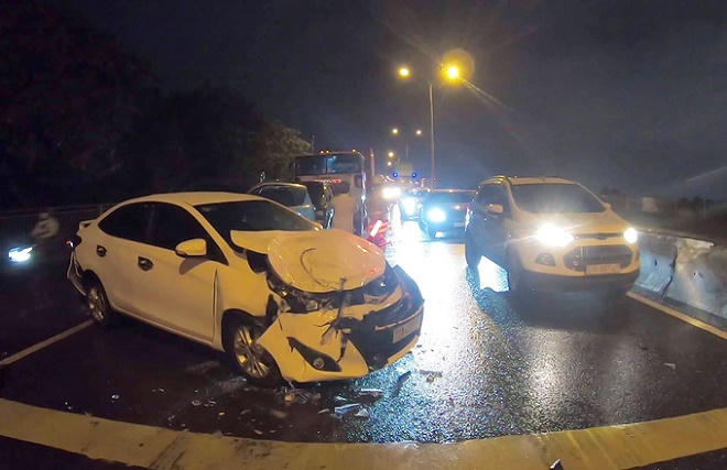 Tin giao thông đến sáng 18/10: 3 người tử vong, 3 người bị thương sau va chạm với xe tải