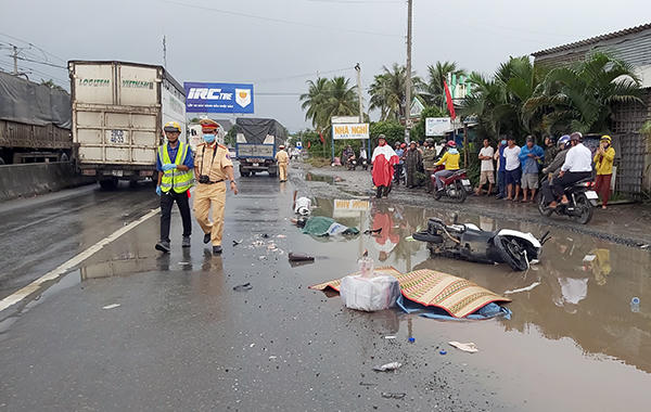 Tin giao thông đến sáng 18/10: 3 người tử vong, 3 người bị thương sau va chạm với xe tải