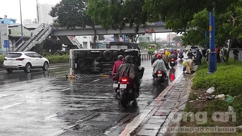 Tin giao thông đến sáng 18/10: 3 người tử vong, 3 người bị thương sau va chạm với xe tải