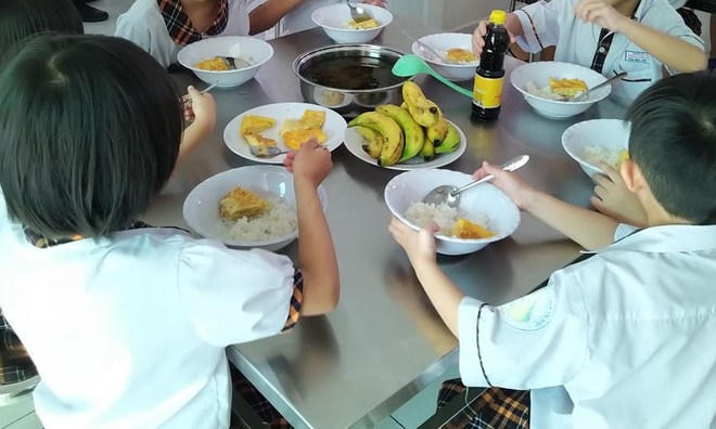 Phụ huynh bức xúc chất lượng bữa ăn bán trú của trường Tiểu học Trần Thị Bưởi