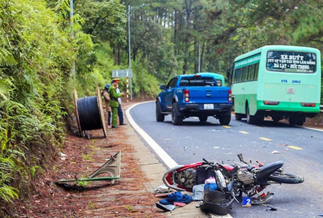 Tin giao thông đến sáng 12/11: Va chạm với ô tô, 3 người đi xe máy tử vong