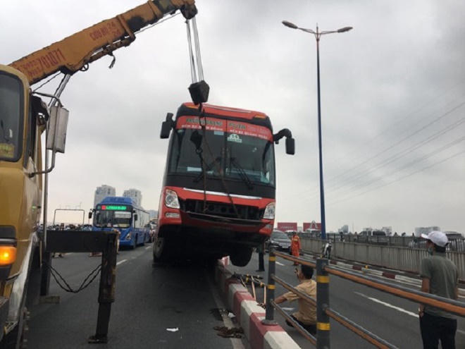 Tin giao thông đến sáng 12/11: Va chạm với ô tô, 3 người đi xe máy tử vong