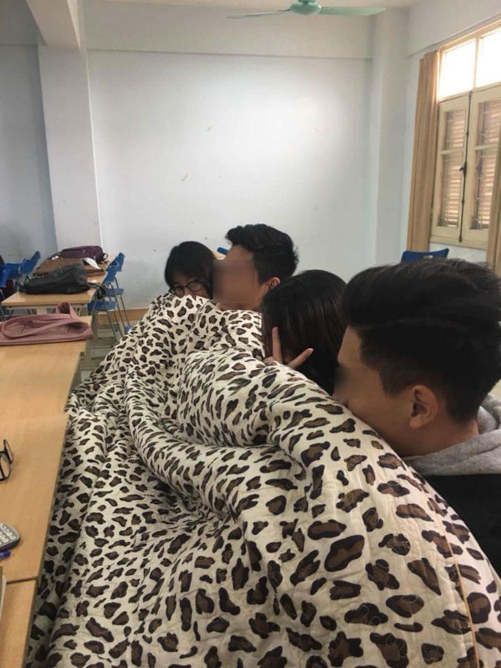 Miền bắc lạnh 'thấu xương', thầy giáo đến trường với chiếc 'áo choàng' đặc biệt khiến học sinh thích thú Ảnh 6