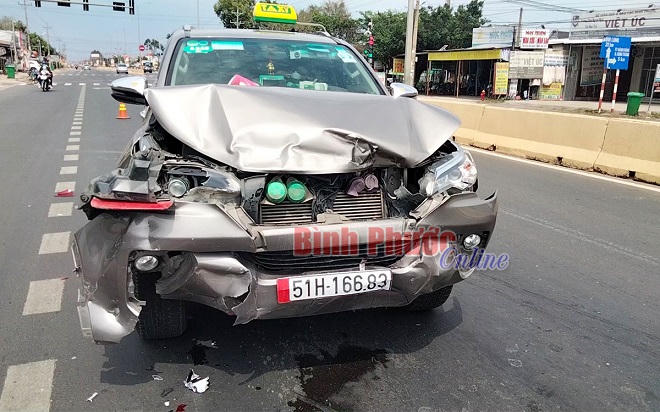 Tin giao thông đến sáng 11/2: Nhiều ô tô lật ngửa trên đường