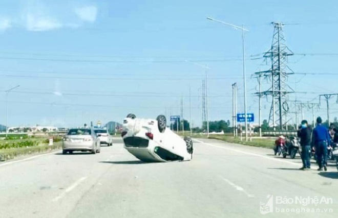 Tin giao thông đến sáng 11/2: Nhiều ô tô lật ngửa trên đường