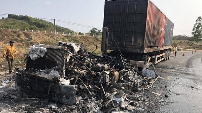 Tin giao thông đến sáng 21/3: Xe container gây tai nạn liên hoàn khiến 1 người tử vong, 9 người bị thương; tài xế nước ngoài tông đổ 5 trụ điện