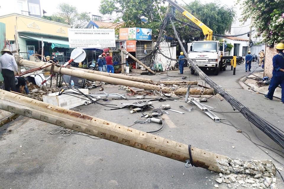 Tin giao thông đến sáng 21/3: Xe container gây tai nạn liên hoàn khiến 1 người tử vong, 9 người bị thương; tài xế nước ngoài tông đổ 5 trụ điện