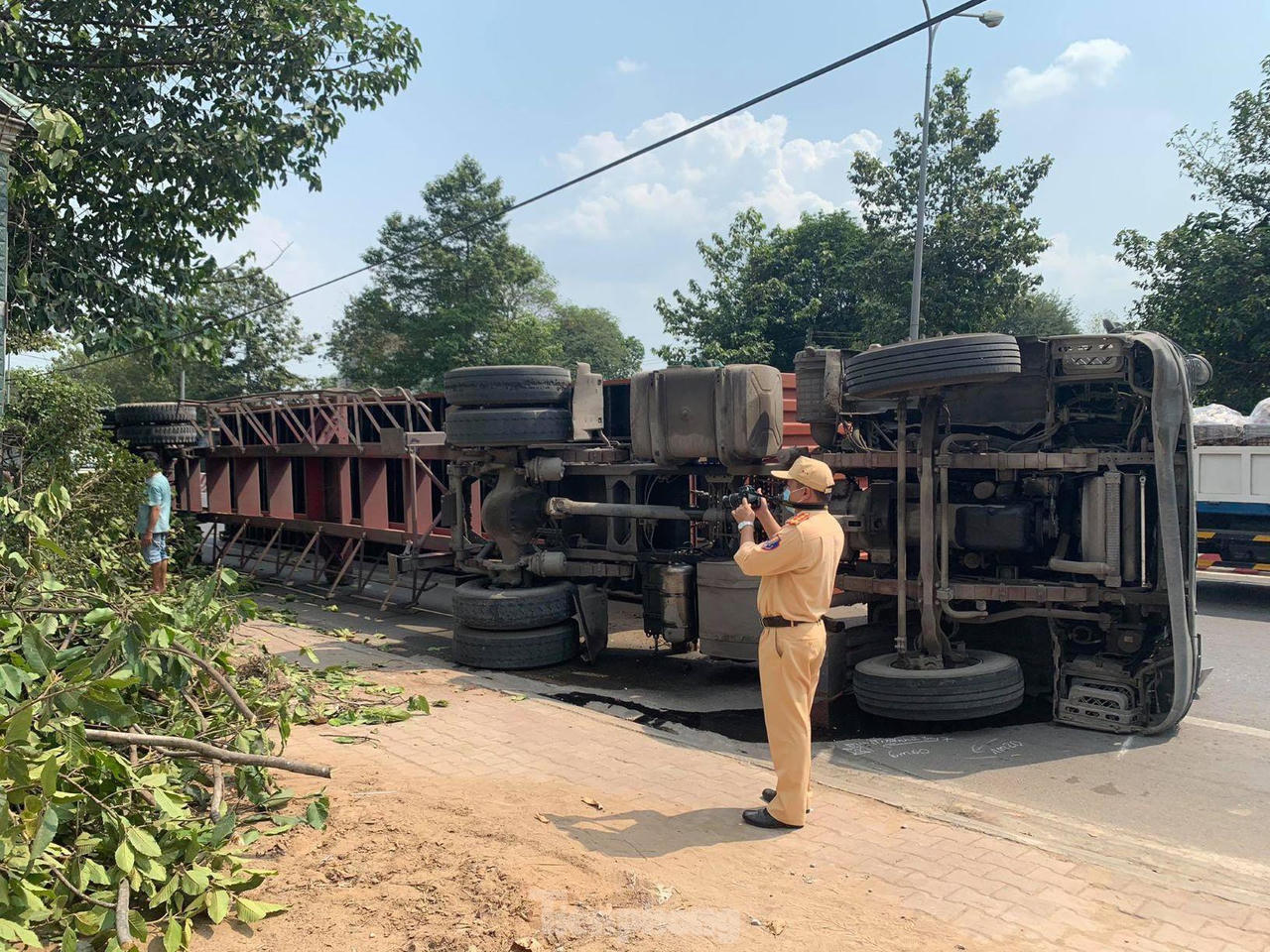 Tin giao thông đến sáng 3/4: Xe tải tông xe máy, 2 nữ sinh tử vong; Người đàn ông gặp nạn khi đi xe máy vào làn ô tô