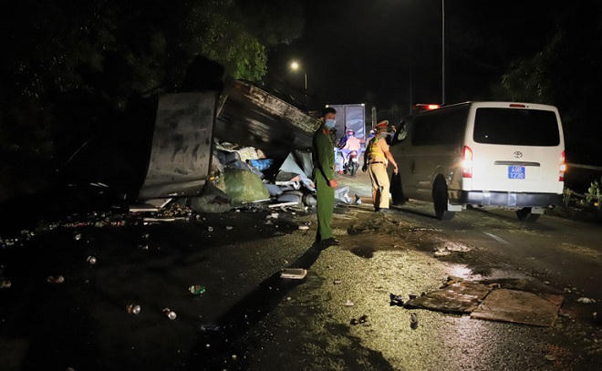 Tin giao thông đến sáng 3/4: Xe tải tông xe máy, 2 nữ sinh tử vong; Người đàn ông gặp nạn khi đi xe máy vào làn ô tô