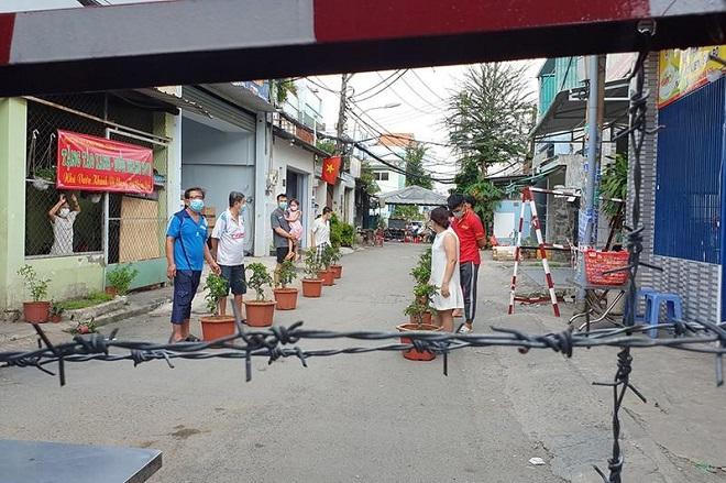 Hình ảnh hài hước truyền cảm hứng lạc quan từ y, bác sĩ tuyến đầu chống dịch