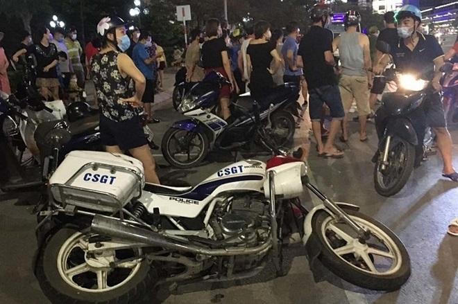 Tin giao thông đến sáng 3/6: Xe máy lao vào bụi cỏ ven đường, 2 nam thanh niên tử vong; xe tải đang lưu thông bất ngờ bốc cháy