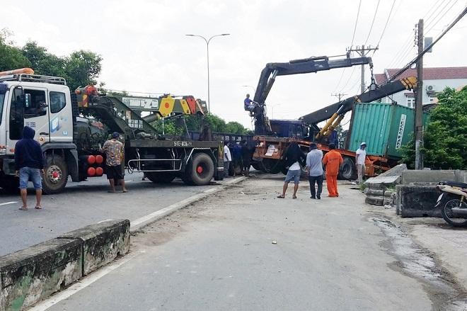 Tin giao thông đến sáng 3/6: Xe máy lao vào bụi cỏ ven đường, 2 nam thanh niên tử vong; xe tải đang lưu thông bất ngờ bốc cháy