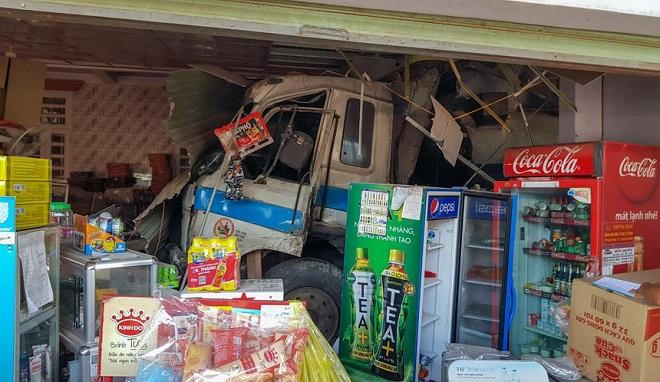 Tin giao thông đến sáng 4/6: Lật đoàn tàu chở than, bé trai bị thương nặng; xe bồn đâm thủng 3 ki ốt bên đường