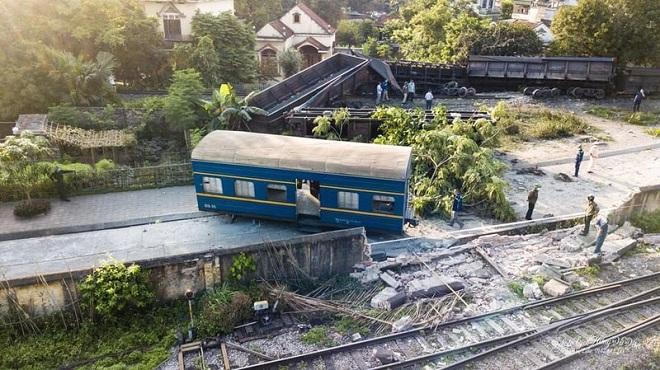 Tin giao thông đến sáng 4/6: Lật đoàn tàu chở than, bé trai bị thương nặng; xe bồn đâm thủng 3 ki ốt bên đường