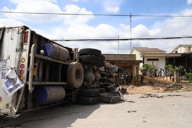 Tin giao thông đến sáng 7/6: Xe tải mất thắng gây tai nạn liên hoàn khiến 2 người tử vong; người đàn ông hoảng loạn bò ra từ gầm xe buýt