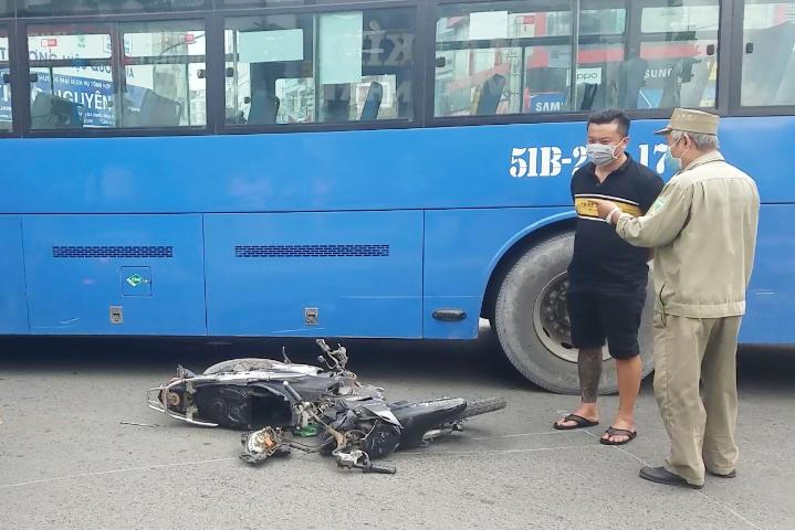 Tin giao thông đến sáng 7/6: Xe tải mất thắng gây tai nạn liên hoàn khiến 2 người tử vong; người đàn ông hoảng loạn bò ra từ gầm xe buýt