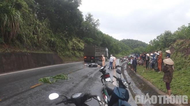 Tin giao thông đến sáng 8/6: Liên tiếp xe máy va chạm xe ben, 2 người tử vong