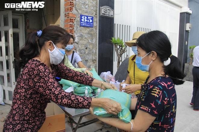 Ấm áp tình người trong dịch COVID-19 tại TP HCM