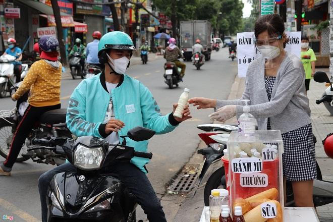 Ấm áp tình người trong dịch COVID-19 tại TP HCM
