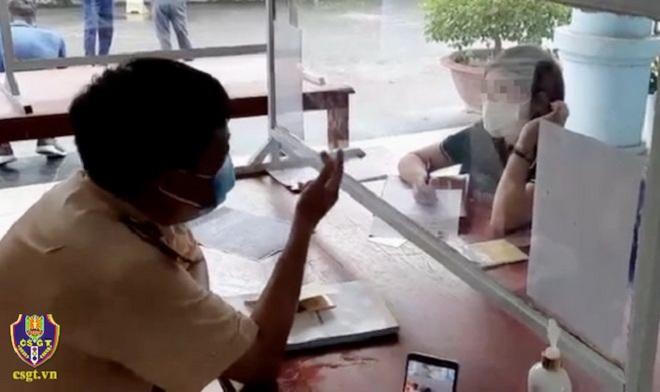 Tin giao thông đến sáng 10/6: Tông gốc cây, ô tô lật ngửa; người đàn ông tử vong thương tâm dưới gầm xe ben