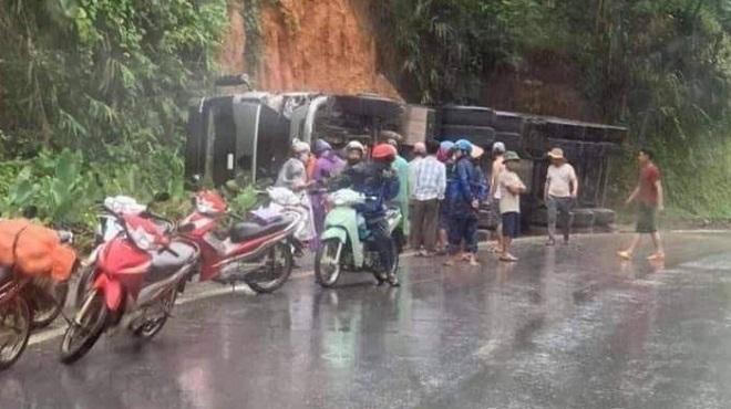Tin giao thông đến sáng 11/6: Xe đầu kéo va chạm xe máy, 3 người thiệt mạng, 1 người bị thương