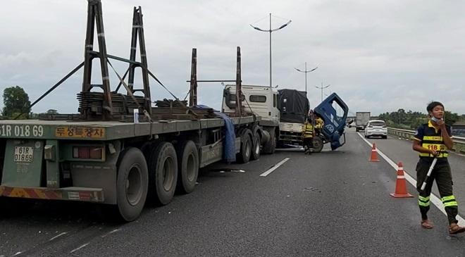 Tin giao thông đến sáng 11/6: Xe đầu kéo va chạm xe máy, 3 người thiệt mạng, 1 người bị thương