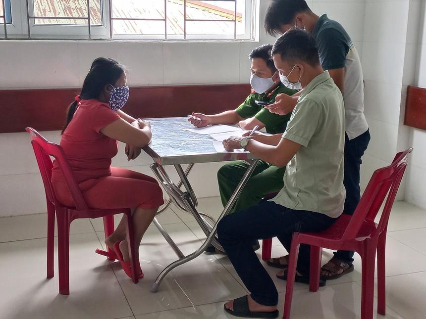 Người mẹ đánh con tới tấp trong bệnh viện