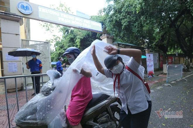 Hình ảnh xúc động sáng đầu tiên thi vào lớp 10 tại Hà Nội