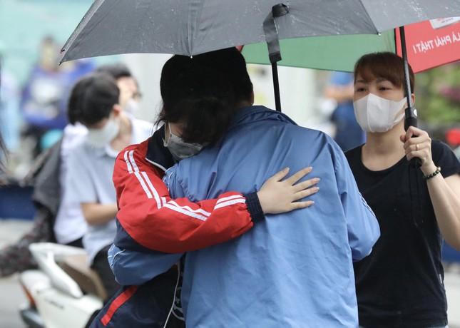 Hình ảnh xúc động sáng đầu tiên thi vào lớp 10 tại Hà Nội