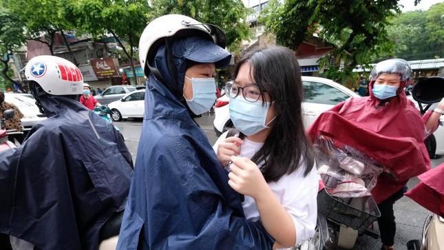 Hình ảnh xúc động sáng đầu tiên thi vào lớp 10 tại Hà Nội