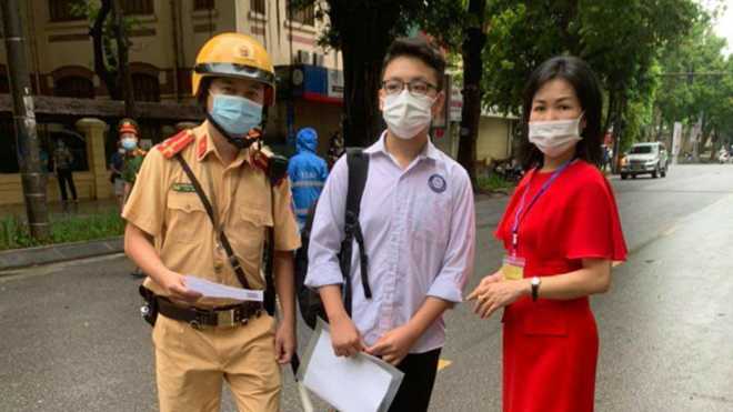 Hình ảnh xúc động sáng đầu tiên thi vào lớp 10 tại Hà Nội