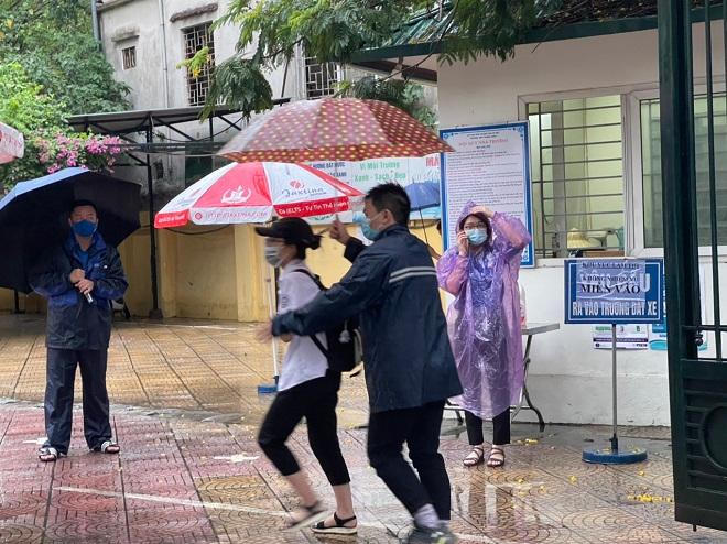 Hình ảnh xúc động sáng đầu tiên thi vào lớp 10 tại Hà Nội