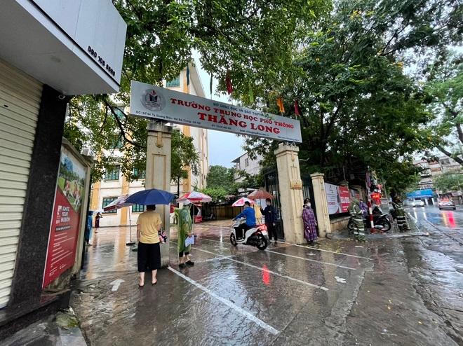 Hình ảnh xúc động sáng đầu tiên thi vào lớp 10 tại Hà Nội